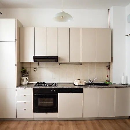 아파트 With Private Parking